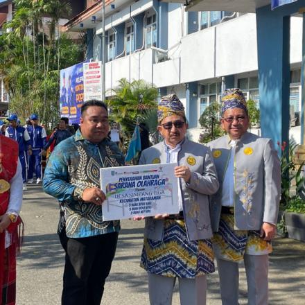 Wabup Banjar Serahkan Bantuan Sarpras Olahraga untuk Desa Simpang Tiga Saat Peringatan Hardiknas